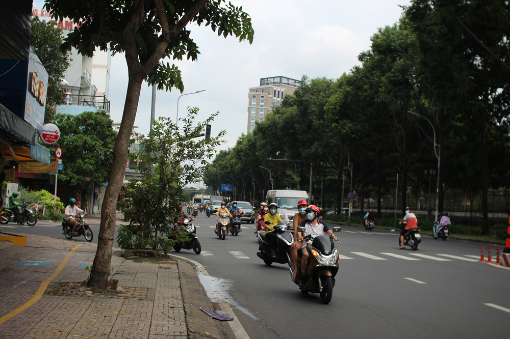 TP HCM: Dỡ hơn 300 chốt phong tỏa, rào kẽm gai, người dân vui mừng sắp được đi chợ rồi - Ảnh 4.