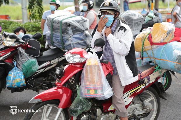 Cả trăm người ùn ùn tự ý rời TP.HCM về quê bằng xe máy: Nguyện vọng của tôi là muốn đưa tro cốt của vợ về với quê nhà - Ảnh 7.