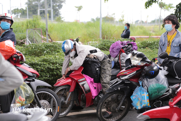 Cả trăm người ùn ùn tự ý rời TP.HCM về quê bằng xe máy: Nguyện vọng của tôi là muốn đưa tro cốt của vợ về với quê nhà - Ảnh 10.