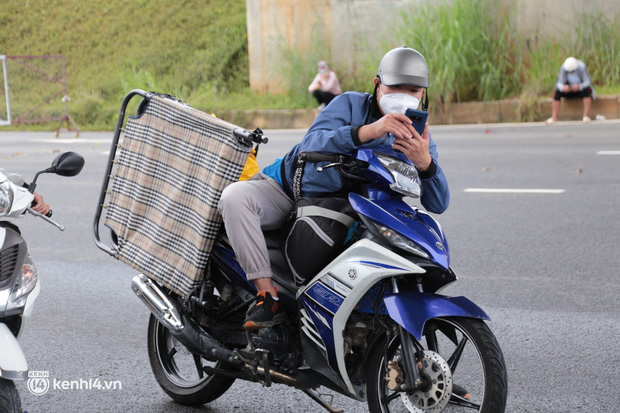 Cả trăm người ùn ùn tự ý rời TP.HCM về quê bằng xe máy: Nguyện vọng của tôi là muốn đưa tro cốt của vợ về với quê nhà - Ảnh 13.