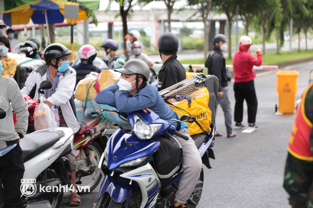 Cả trăm người ùn ùn tự ý rời TP.HCM về quê bằng xe máy: Nguyện vọng của tôi là muốn đưa tro cốt của vợ về với quê nhà - Ảnh 12.