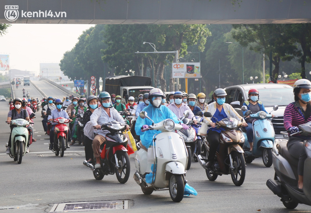 Buổi sáng đầu tiên TP.HCM nới lỏng giãn cách: Đường phố rộn ràng, người dân di chuyển dễ dàng khi không còn chốt kiểm soát - Ảnh 8.