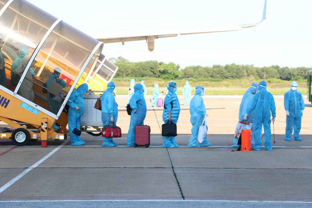 Chuyến bay đặc biệt đón 205 phụ nữ mang thai và trẻ nhỏ từ tâm dịch phía Nam về Hà Tĩnh - Ảnh 1.