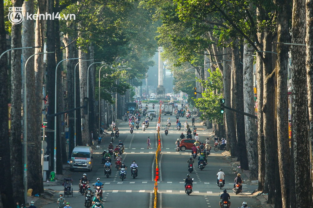 Buổi sáng đầu tiên TP.HCM nới lỏng giãn cách: Đường phố rộn ràng, người dân di chuyển dễ dàng khi không còn chốt kiểm soát - Ảnh 10.