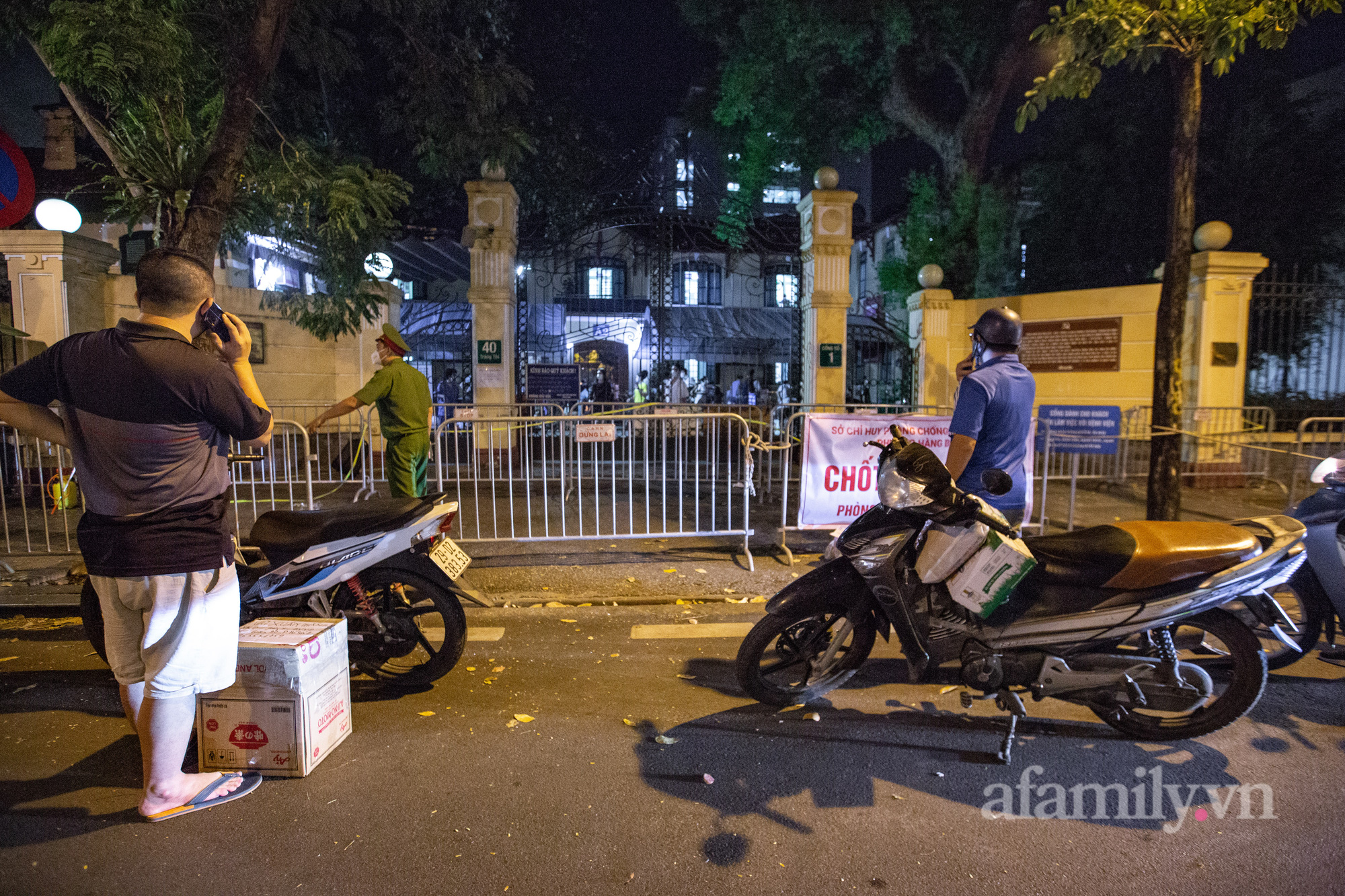 Hà Nội: Người dân tranh thủ tiếp tế nhu yếu phẩm cho người thân bên trong khu vực phong tỏa ở Bệnh viện Việt Đức - Ảnh 2.