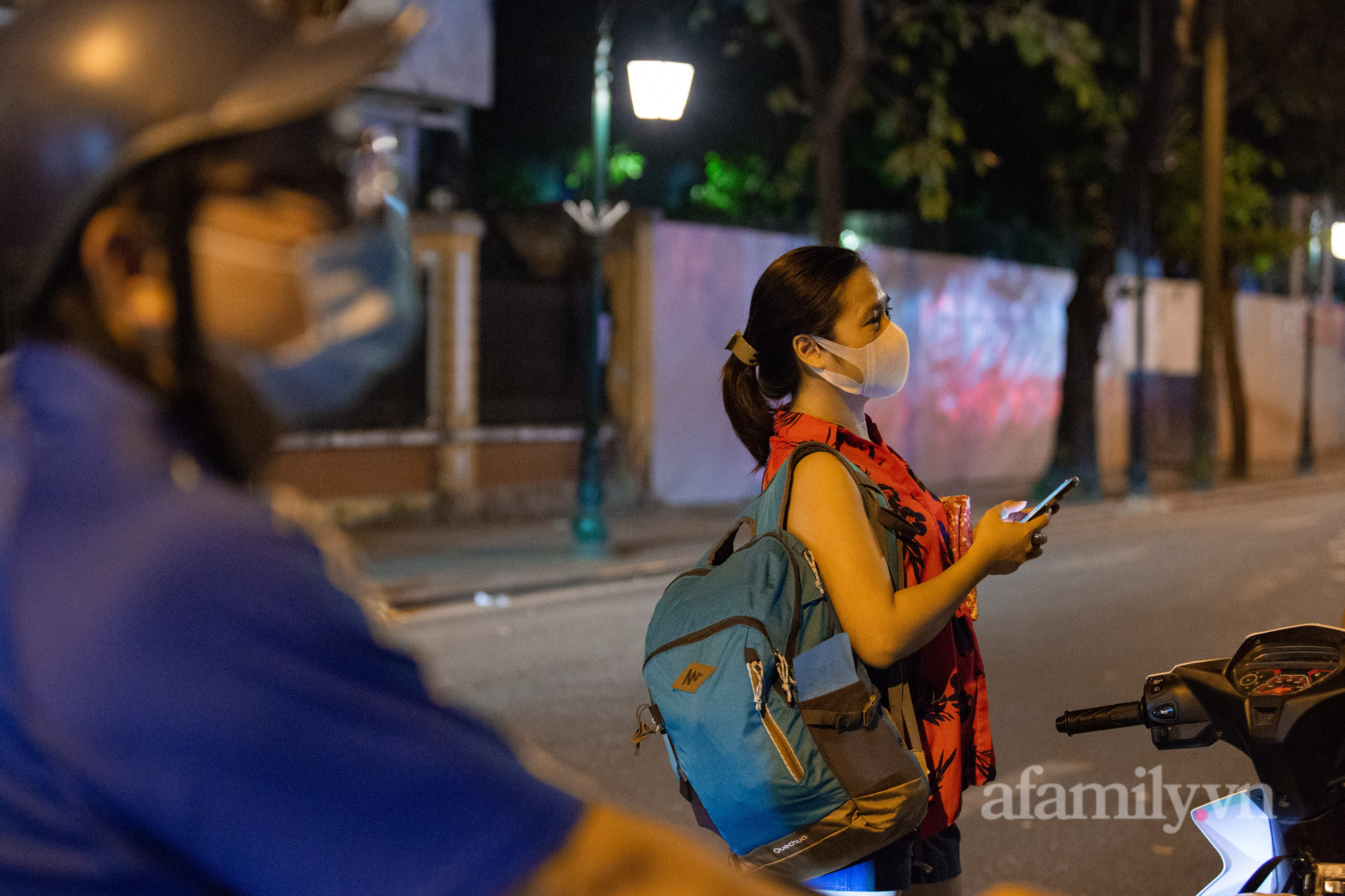 Hà Nội: Người dân tranh thủ tiếp tế nhu yếu phẩm cho người thân bên trong khu vực phong tỏa ở Bệnh viện Việt Đức - Ảnh 7.