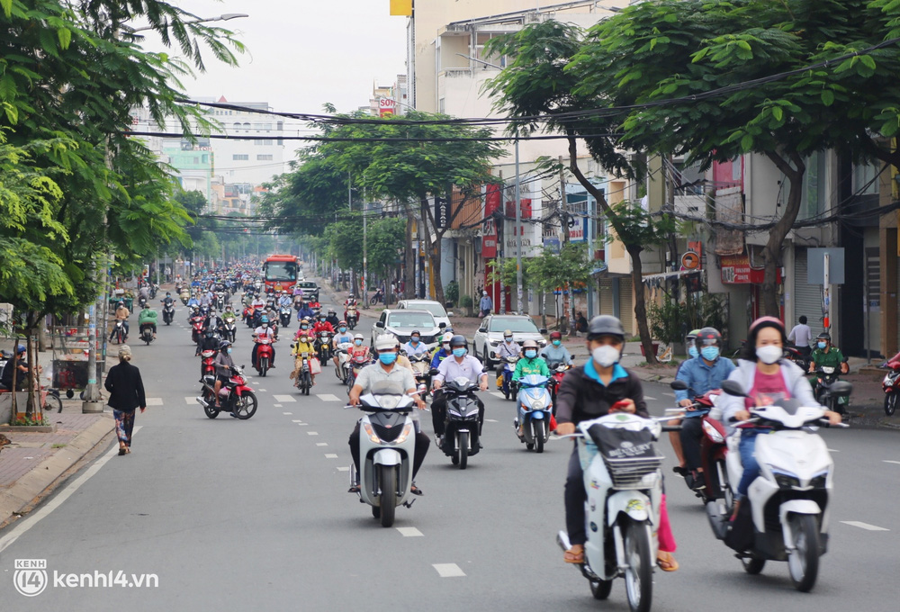 TP.HCM sáng đầu tuần sau nới lỏng giãn cách: Lâu lắm rồi mới thấy cảnh người dân chen chúc trên đường - Ảnh 9.