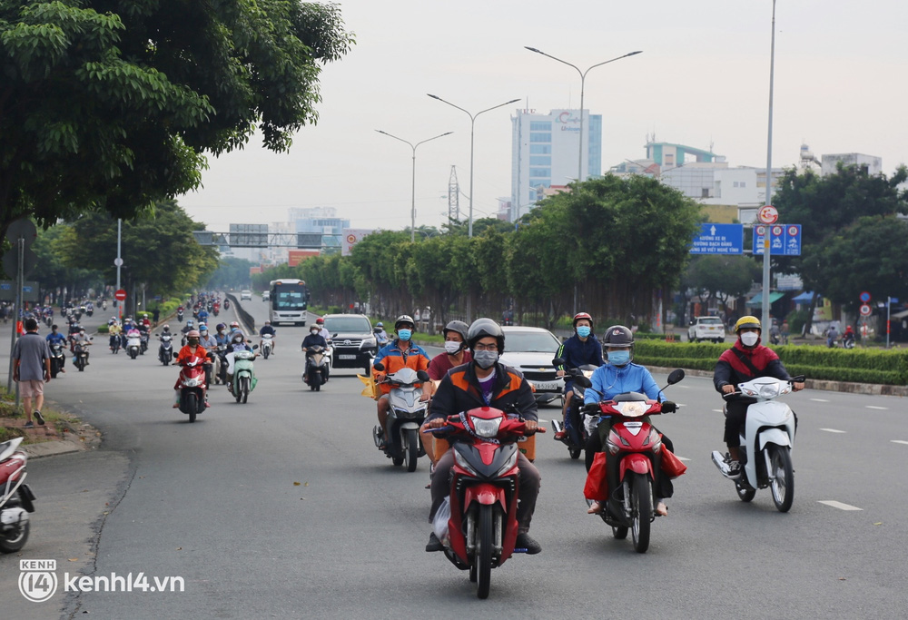 TP.HCM sáng đầu tuần sau nới lỏng giãn cách: Lâu lắm rồi mới thấy cảnh người dân chen chúc trên đường - Ảnh 10.