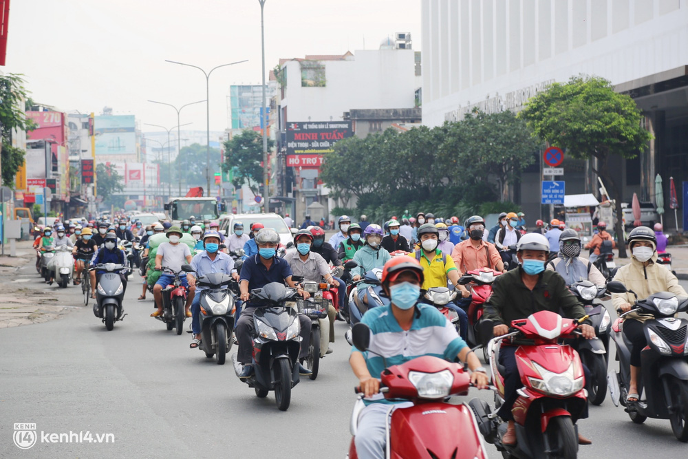 TP.HCM sáng đầu tuần sau nới lỏng giãn cách: Lâu lắm rồi mới thấy cảnh người dân chen chúc trên đường - Ảnh 12.