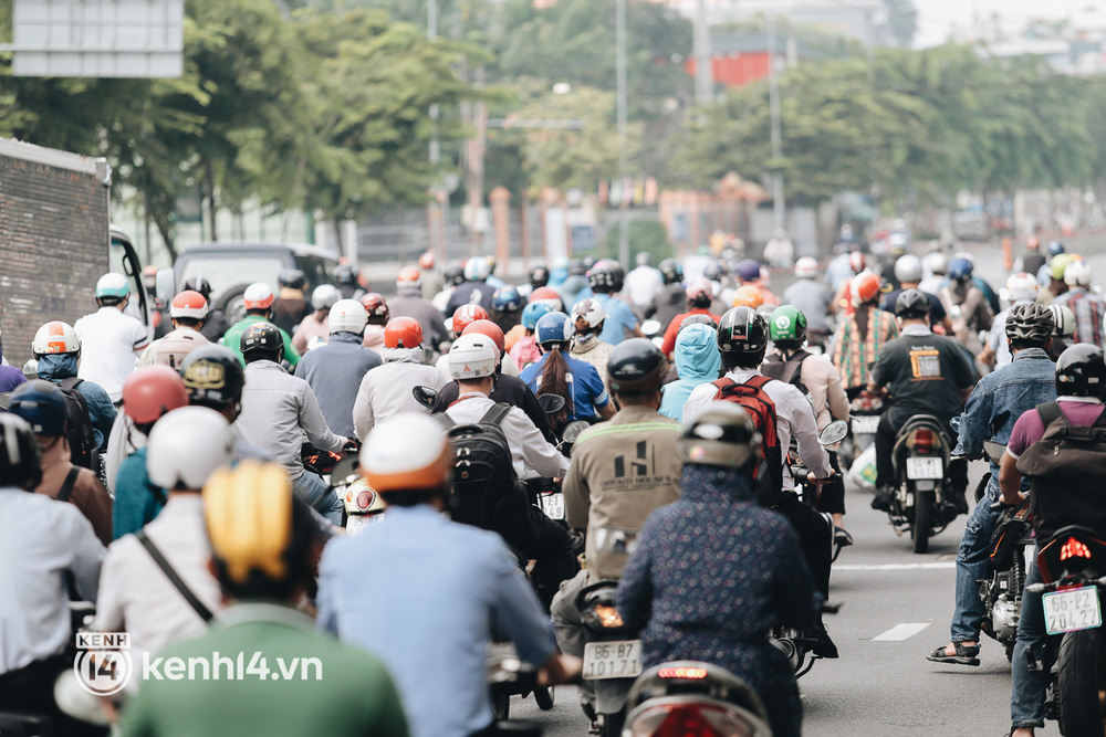 TP.HCM sáng đầu tuần sau nới lỏng giãn cách: Lâu lắm rồi mới thấy cảnh người dân chen chúc trên đường - Ảnh 3.