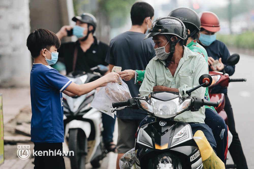 TP.HCM sáng đầu tuần sau nới lỏng giãn cách: Lâu lắm rồi mới thấy cảnh người dân chen chúc trên đường - Ảnh 4.