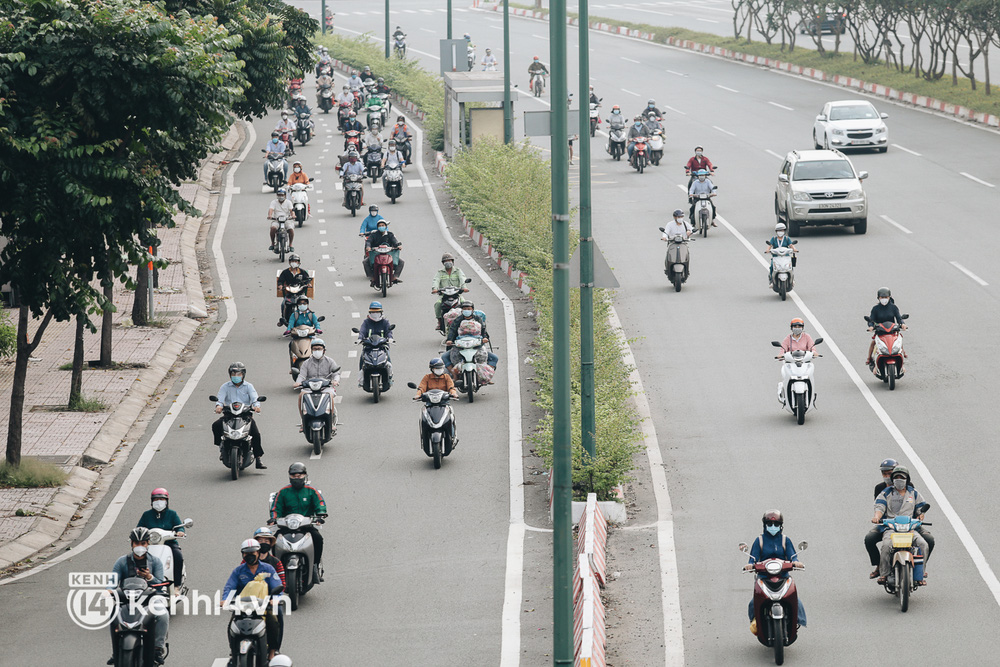 TP.HCM sáng đầu tuần sau nới lỏng giãn cách: Lâu lắm rồi mới thấy cảnh người dân chen chúc trên đường - Ảnh 8.