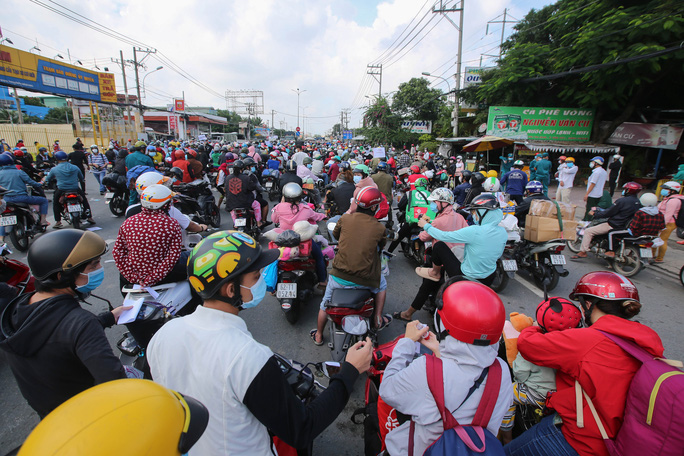 Hàng chục ngàn người đi xe máy về quê: F0 xuất hiện ở nhiều tỉnh, lãnh đạo ngỡ ngàng, không ngờ người về đông thế - Ảnh 1.