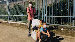 Cha đẩy hai con nhỏ trên xe cút kít, đi bộ từ Đồng Nai về Cần Thơ sau 4 tháng mắc kẹt trong dịch