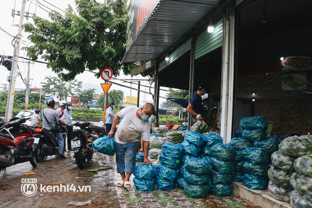 TP.HCM ra quân dẹp buôn bán tự phát quanh chợ đầu mối: Người dân vội ôm rau củ, đóng cửa ngưng bán - Ảnh 1.