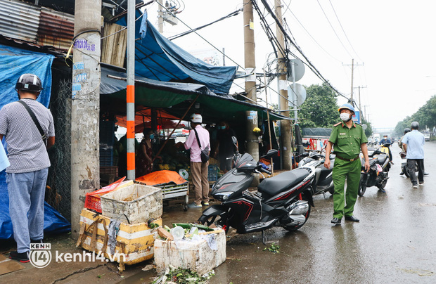 TP.HCM ra quân dẹp buôn bán tự phát quanh chợ đầu mối: Người dân vội ôm rau củ, đóng cửa ngưng bán - Ảnh 9.