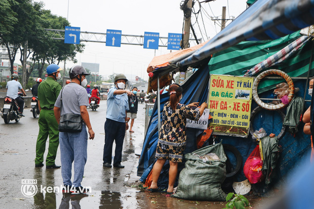 TP.HCM ra quân dẹp buôn bán tự phát quanh chợ đầu mối: Người dân vội ôm rau củ, đóng cửa ngưng bán - Ảnh 8.