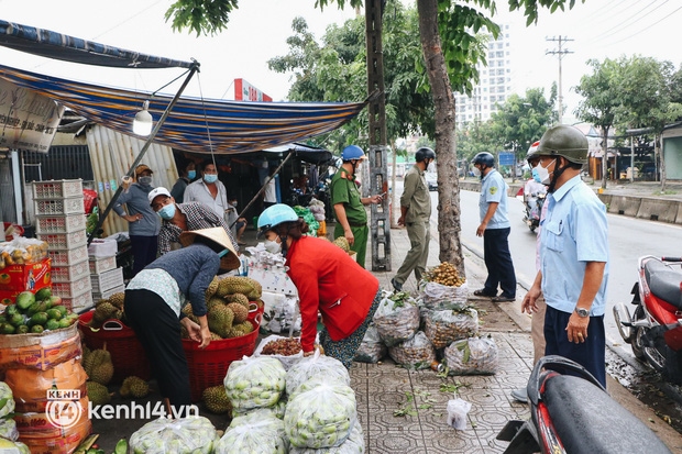 TP.HCM ra quân dẹp buôn bán tự phát quanh chợ đầu mối: Người dân vội ôm rau củ, đóng cửa ngưng bán - Ảnh 2.