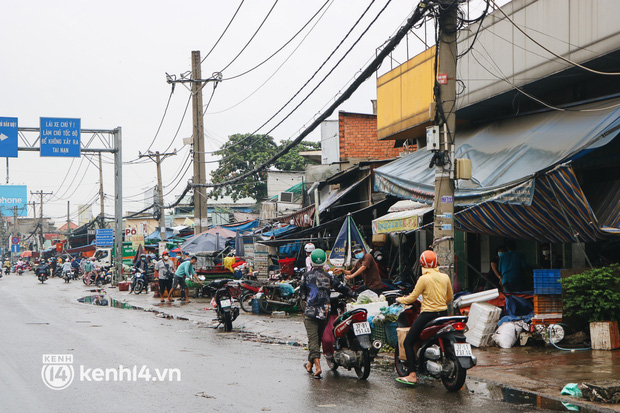 TP.HCM ra quân dẹp buôn bán tự phát quanh chợ đầu mối: Người dân vội ôm rau củ, đóng cửa ngưng bán - Ảnh 4.