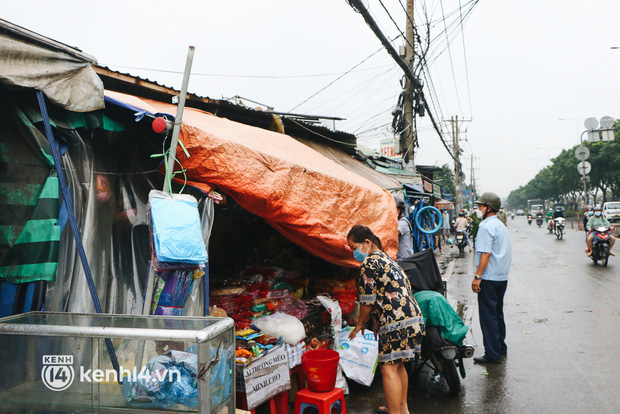 TP.HCM ra quân dẹp buôn bán tự phát quanh chợ đầu mối: Người dân vội ôm rau củ, đóng cửa ngưng bán - Ảnh 5.