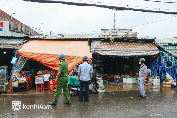 TP.HCM ra quân dẹp buôn bán tự phát quanh chợ đầu mối: Người dân vội ôm rau củ, đóng cửa ngưng bán - Ảnh 6.