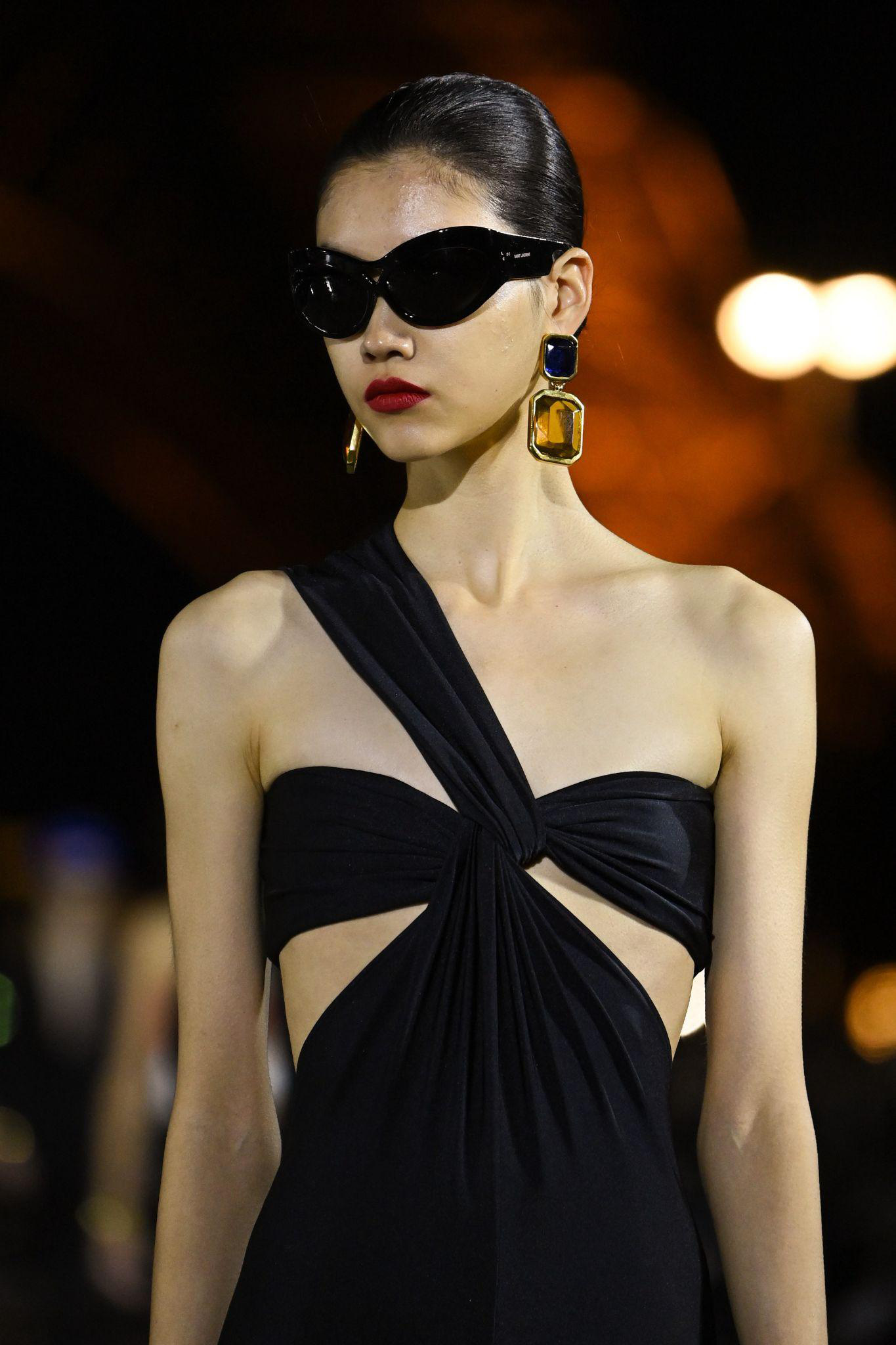Saint Laurent Xuân - Hè 2022: Lớn hơn, tuyệt hơn, quyến rũ hơn - Ảnh 1.