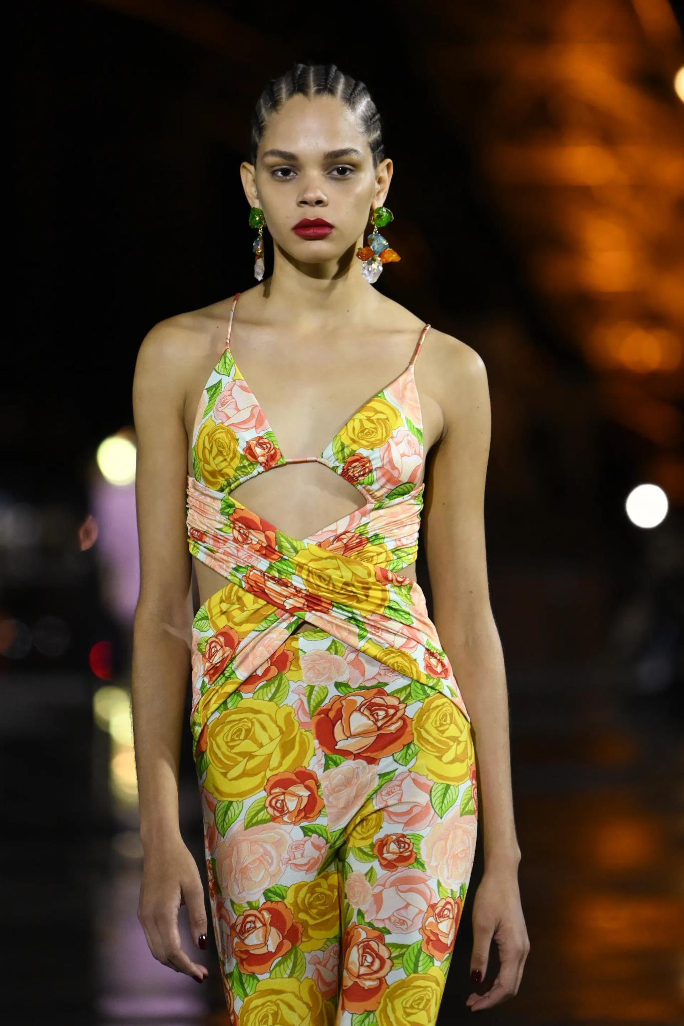 Saint Laurent Xuân - Hè 2022: Lớn hơn, tuyệt hơn, quyến rũ hơn - Ảnh 2. Saint Laurent Xuân - Hè 2022: Lớn hơn, tuyệt hơn, quyến rũ hơn - Ảnh 2.