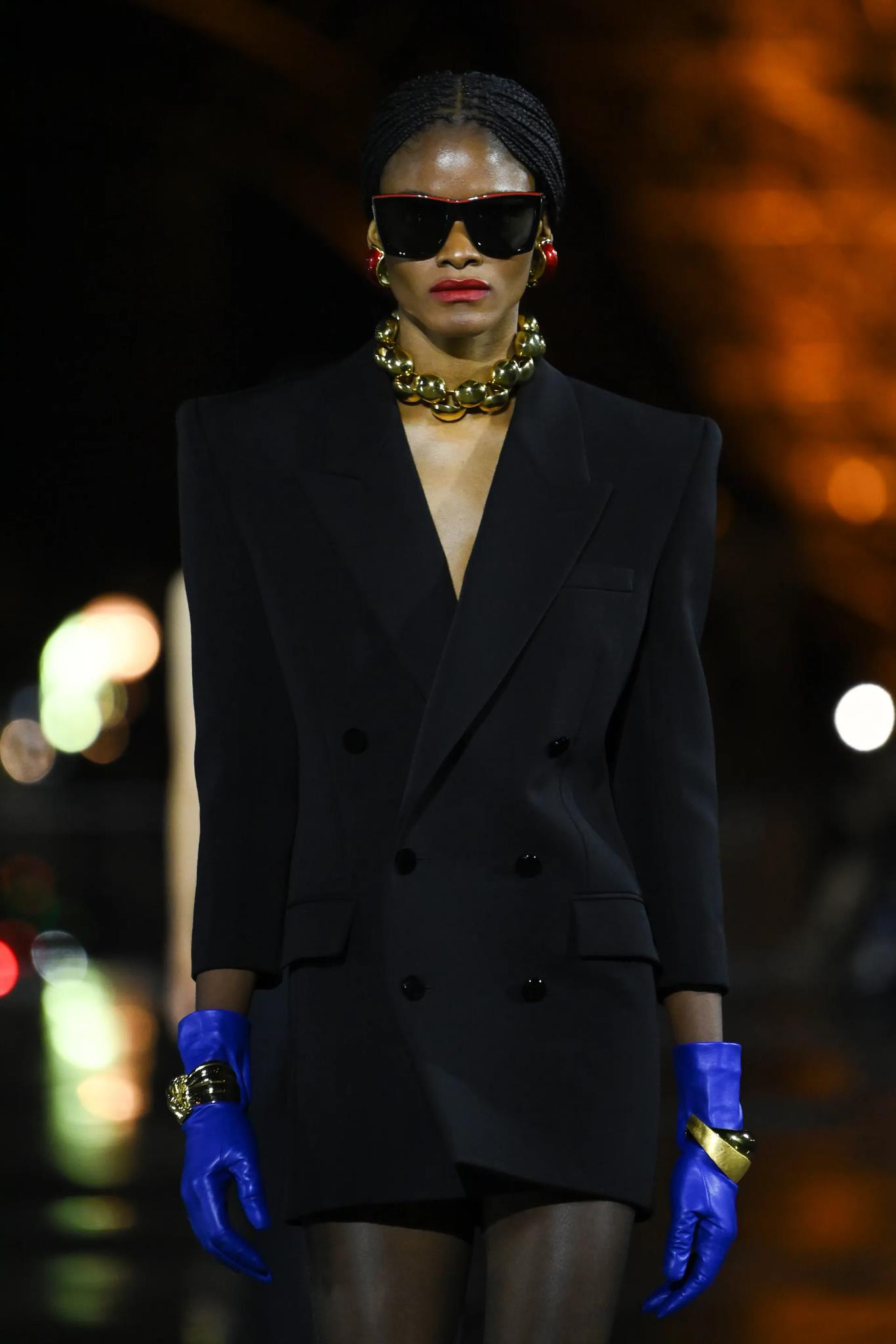 Saint Laurent Xuân - Hè 2022: Lớn hơn, tuyệt hơn, quyến rũ hơn - Ảnh 3. Saint Laurent Xuân - Hè 2022: Lớn hơn, tuyệt hơn, quyến rũ hơn - Ảnh 3.