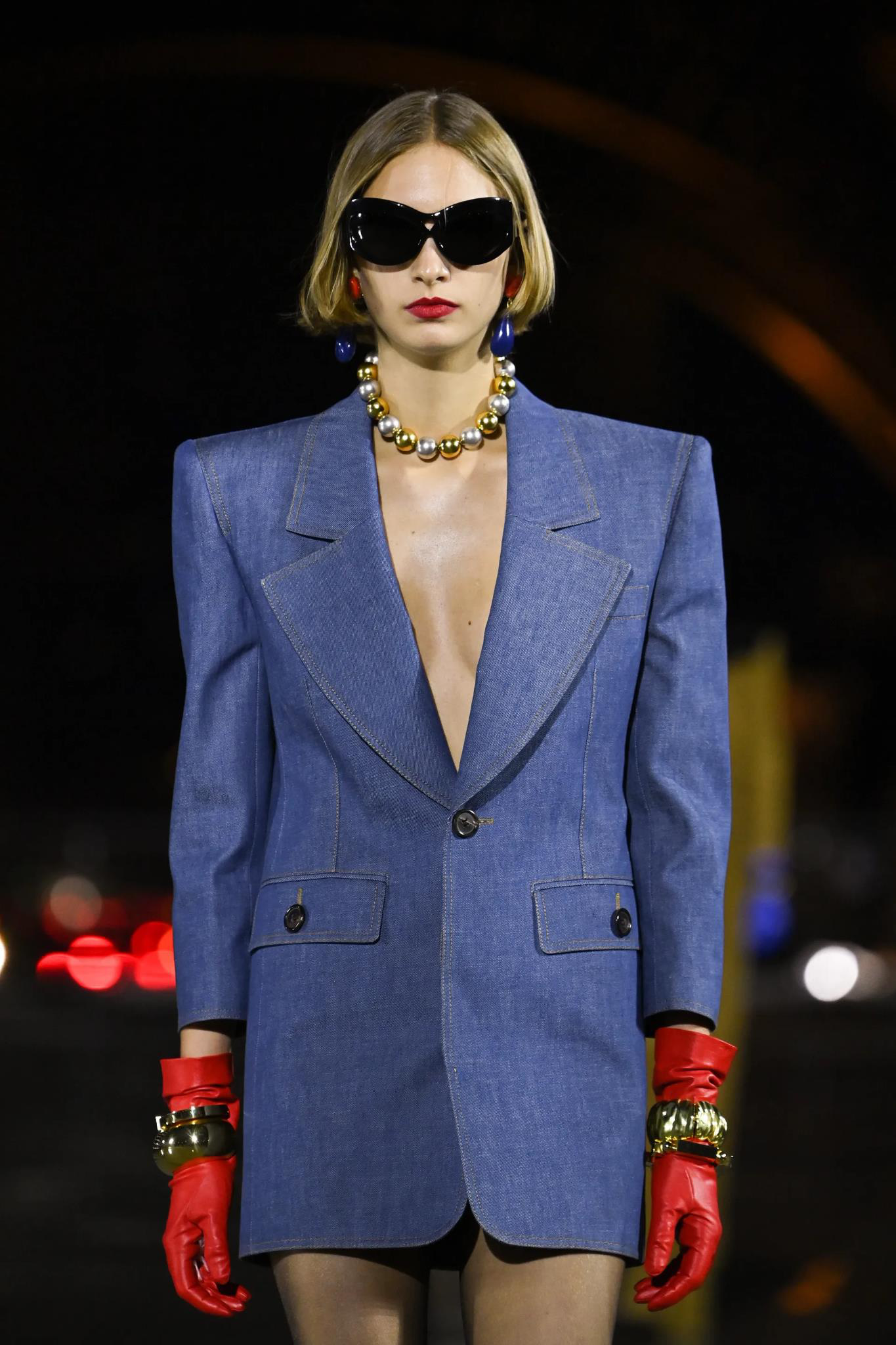 Saint Laurent Xuân - Hè 2022: Lớn hơn, tuyệt hơn, quyến rũ hơn - Ảnh 4. Saint Laurent Xuân - Hè 2022: Lớn hơn, tuyệt hơn, quyến rũ hơn - Ảnh 4.
