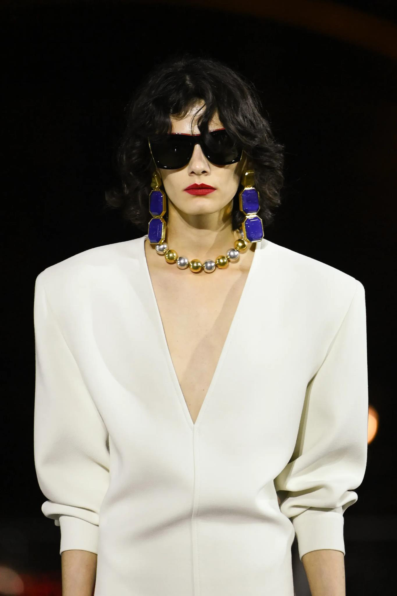Saint Laurent Xuân - Hè 2022: Lớn hơn, tuyệt hơn, quyến rũ hơn - Ảnh 7. Saint Laurent Xuân - Hè 2022: Lớn hơn, tuyệt hơn, quyến rũ hơn - Ảnh 7.