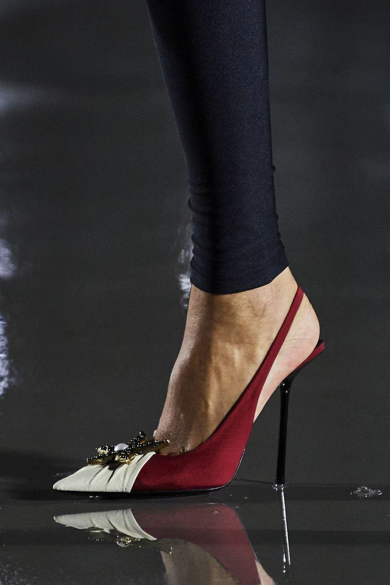 Saint Laurent Xuân - Hè 2022: Lớn hơn, tuyệt hơn, quyến rũ hơn - Ảnh 8. Saint Laurent Xuân - Hè 2022: Lớn hơn, tuyệt hơn, quyến rũ hơn - Ảnh 8.