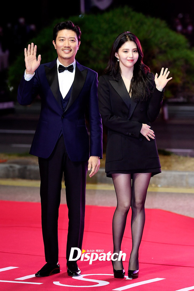Siêu thảm đỏ LHP Busan: Song Joong Ki đụng độ bạn thân Song Hye Kyo, Han So Hee sexy vẫn bị chị đại U45 lộng lẫy giành spotlight - Ảnh 7.