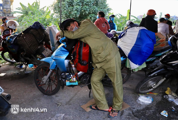 Xót xa cảnh ngã đâu là nhà, ngả đâu là giường của người dân nghèo trên hành trình từ các tỉnh phía Nam trở về quê hương - Ảnh 8.