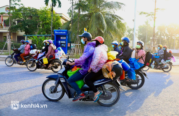 Xót xa cảnh ngã đâu là nhà, ngả đâu là giường của người dân nghèo trên hành trình từ các tỉnh phía Nam trở về quê hương - Ảnh 13.