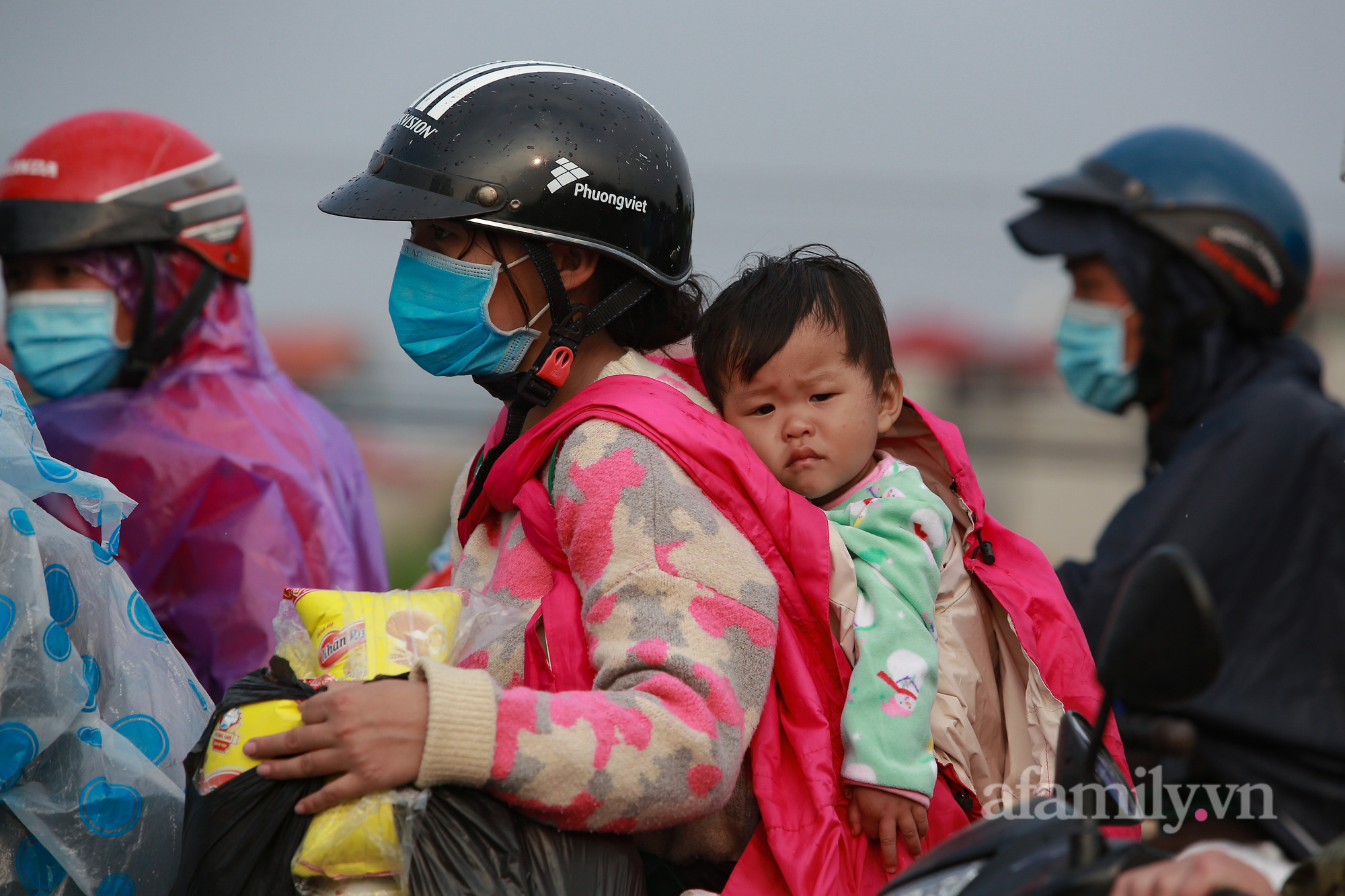 Em nhỏ mệt nhoài trên lưng mẹ vượt đường xa về quê - Ảnh 6.