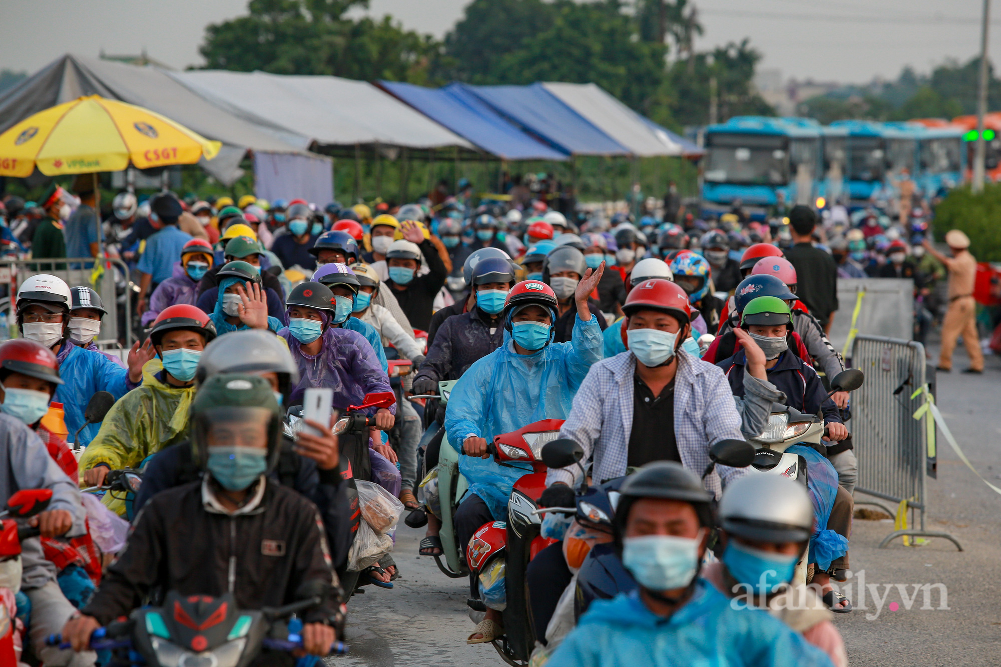 Em nhỏ mệt nhoài trên lưng mẹ vượt đường xa về quê - Ảnh 19.