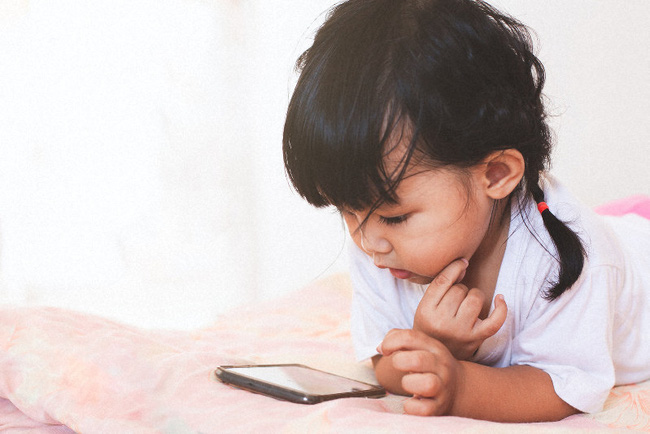 Điều gì sẽ xảy ra với não của một đứa trẻ khi chúng được bố mẹ cho dùng điện thoại từ quá sớm - Ảnh 2.
