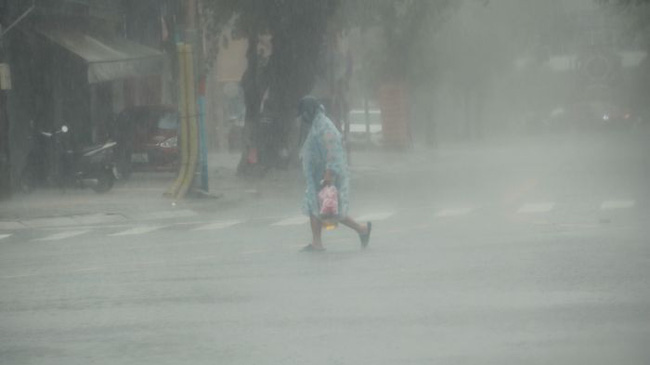 Diễn biến thiên tai nguy hiểm 10 ngày tới: Biển Đông khả năng xuất hiện liên tiếp 2 cơn bão, miền Trung có nơi mưa đặc biệt lớn trên 600mm - Ảnh 1.