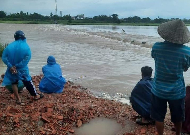 Vượt nước lũ qua chợ bán hàng, 5 tiểu thương bị nước cuốn trôi - Ảnh 1.