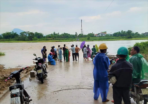 Vượt nước lũ qua chợ bán hàng, 5 tiểu thương bị nước cuốn trôi - Ảnh 2.