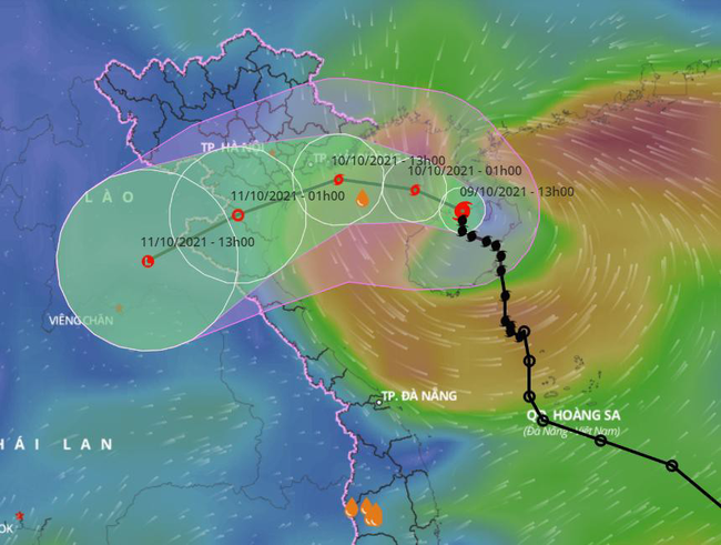 BÃO SỐ 7: Đang tiến sát rất gần các tỉnh ven biển Bắc Bộ - Bắc Trung Bộ, gia tăng nguy hiểm, khó lường khi kết hợp nhiều hình thế thời tiết - Ảnh 1.