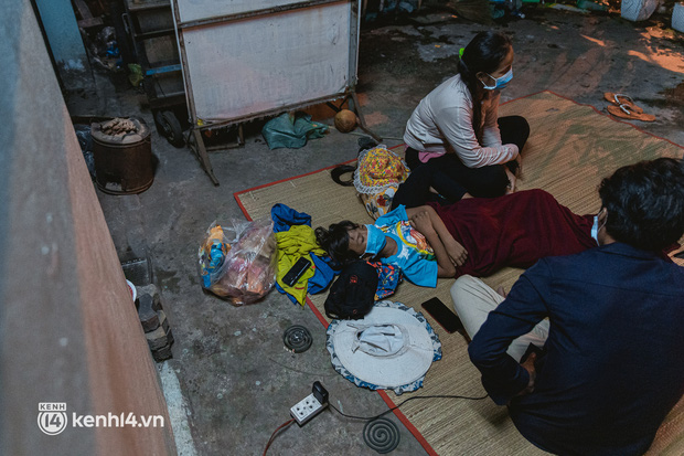 Đôi chân phồng rộp trên hành trình đi bộ hồi hương của những lao động nghèo, cả gia đình 4 người chỉ có 7.000 đồng giắt lưng - Ảnh 14.