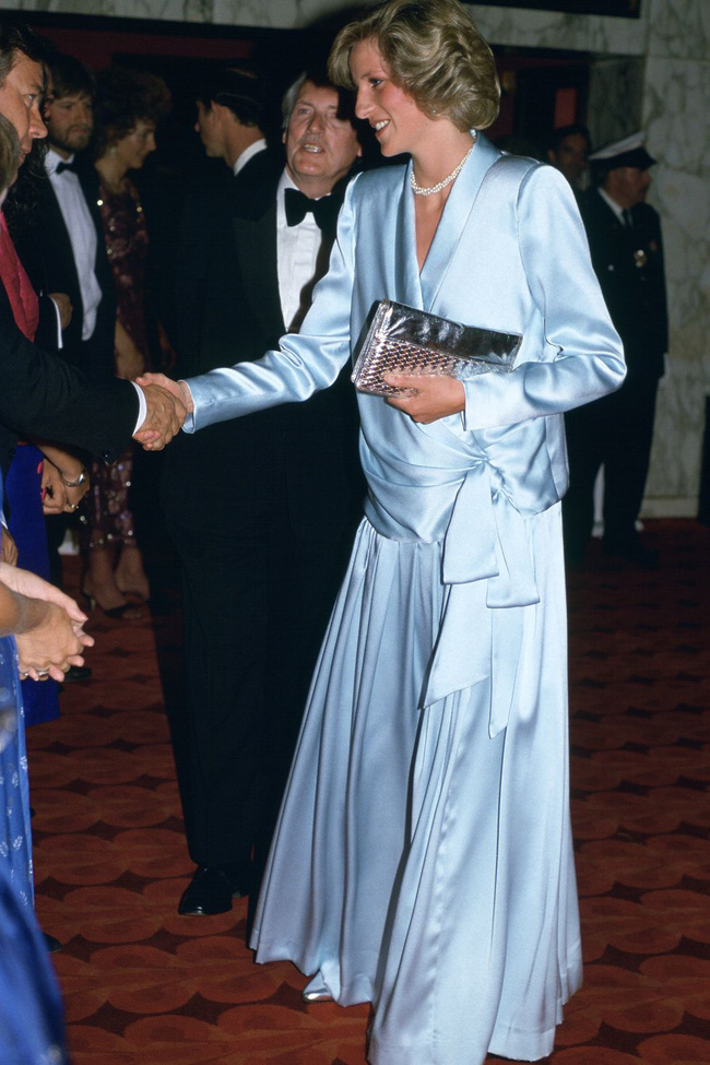 Những bộ đầm dạ hội đáng nhớ Công nương Diana còn hạnh phúc bên chồng: Bộ đầm 