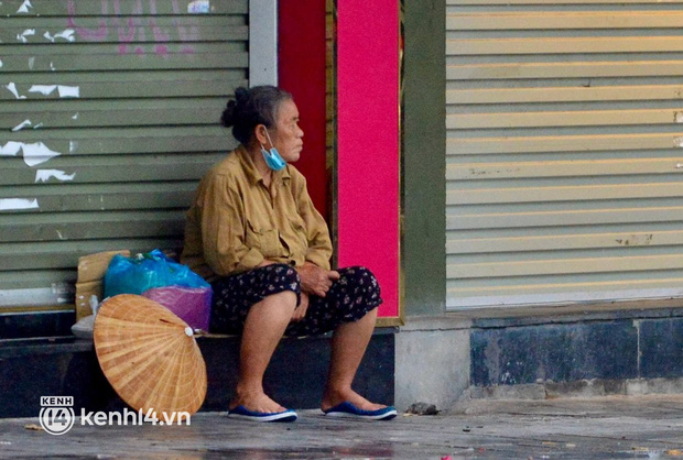 Đón mưa lạnh đầu mùa, nền nhiệt Hà Nội giảm sâu, người dân khoác áo ấm, che ô xuống phố tận hưởng không khí se lạnh - Ảnh 10.