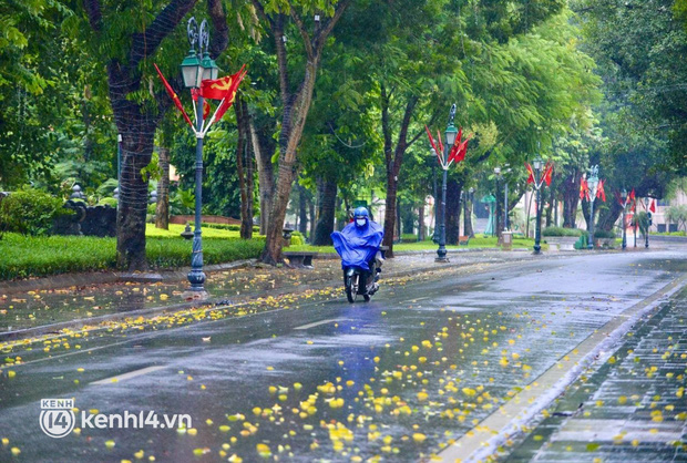 Đón mưa lạnh đầu mùa, nền nhiệt Hà Nội giảm sâu, người dân khoác áo ấm, che ô xuống phố tận hưởng không khí se lạnh - Ảnh 12.