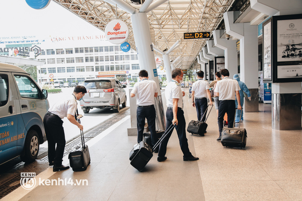 Ngày đầu sân bay Tân Sơn Nhất phục vụ khách thương mại trở lại: Suốt đêm tôi không ngủ được vì quá mong chờ về quê - Ảnh 12.