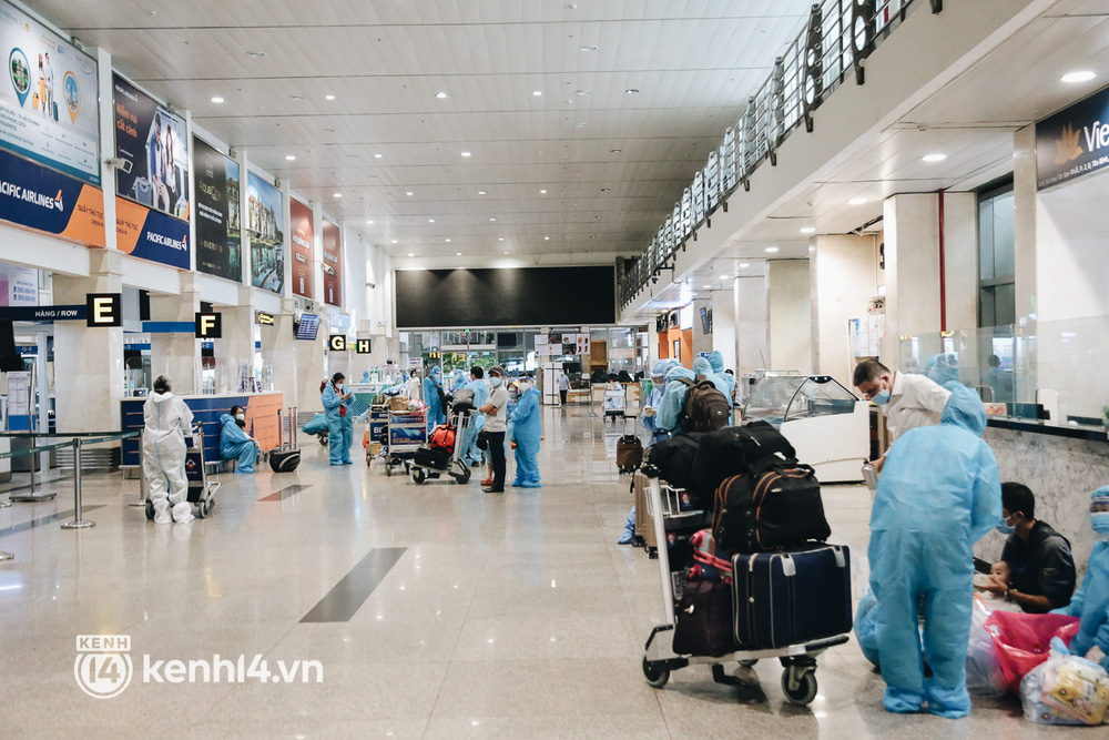 Ngày đầu sân bay Tân Sơn Nhất phục vụ khách thương mại trở lại: Suốt đêm tôi không ngủ được vì quá mong chờ về quê - Ảnh 8.