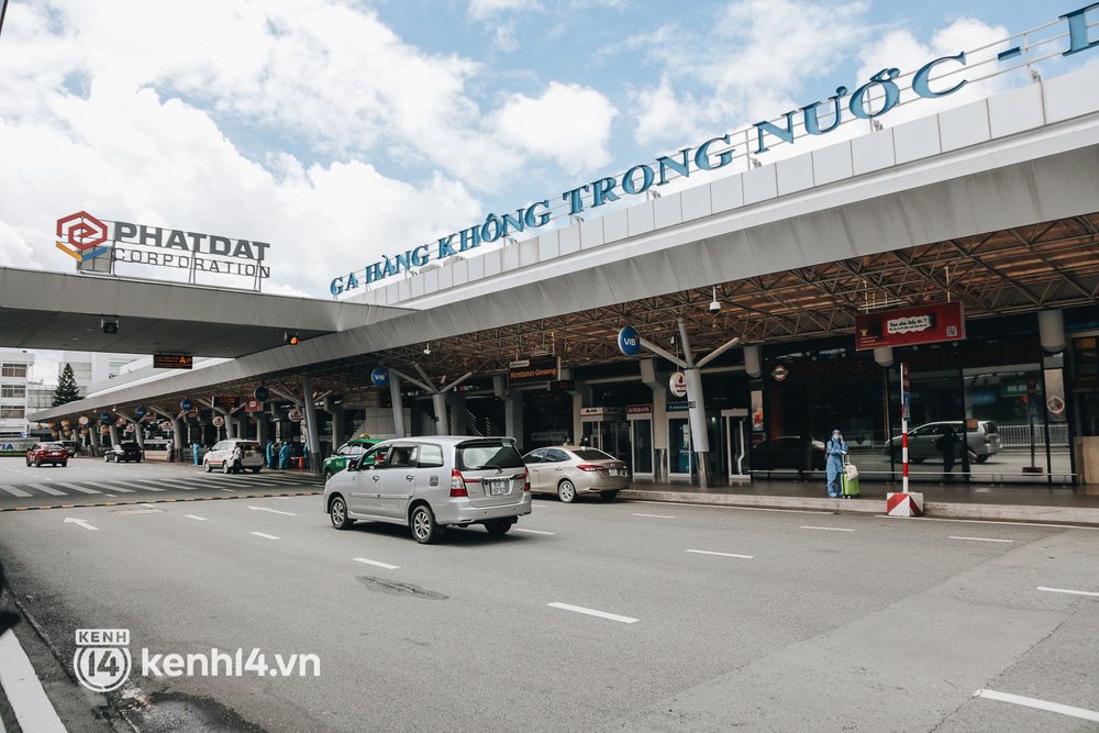 Ngày đầu sân bay Tân Sơn Nhất phục vụ khách thương mại trở lại: Suốt đêm tôi không ngủ được vì quá mong chờ về quê - Ảnh 1.
