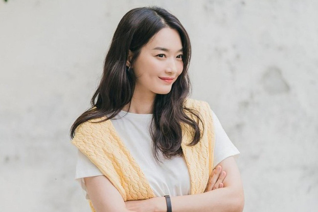 Kiểu tóc xoăn buông lơi của Song Hye Kyo và Shin Min Ah: Sóng tóc tự nhiên như không giúp nàng U40 hack tuổi khéo léo - Ảnh 1.