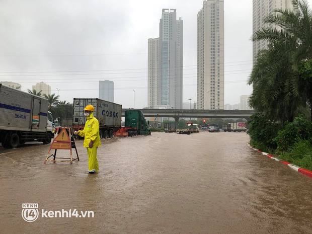 Ảnh: Mưa lớn kéo dài do ảnh hưởng của bão số 7, nhiều nơi ở Hà Nội ngập sâu, người dân chật vật di chuyển - Ảnh 3.